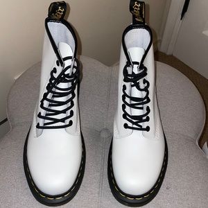 1460 SMOOTH LEATHER LACE UP BOOTS